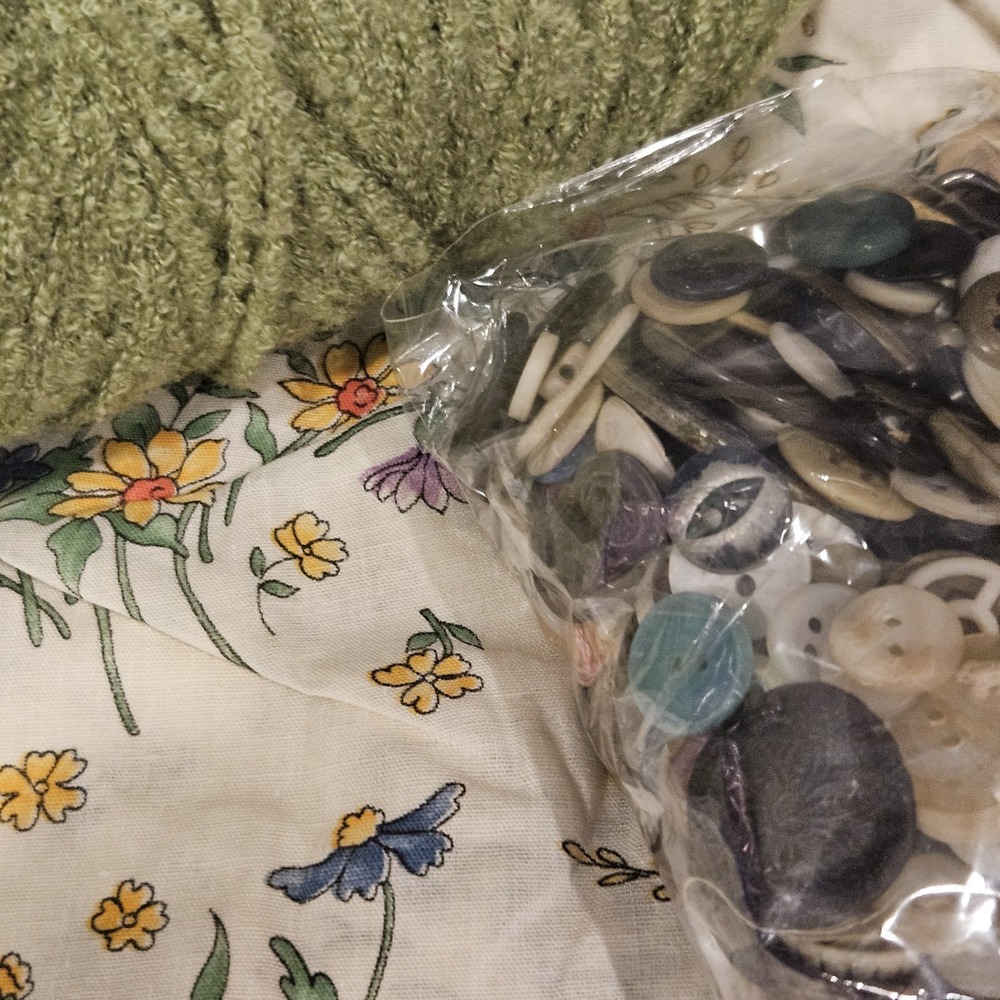 Vintage Craft Supply Lot Fabric Swatch Yarn Skein Mixed Buttons DIY - Picture 3 of 4